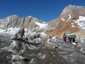 On approche du col de Umasi-La (au milieu, au-dessus du glacier)